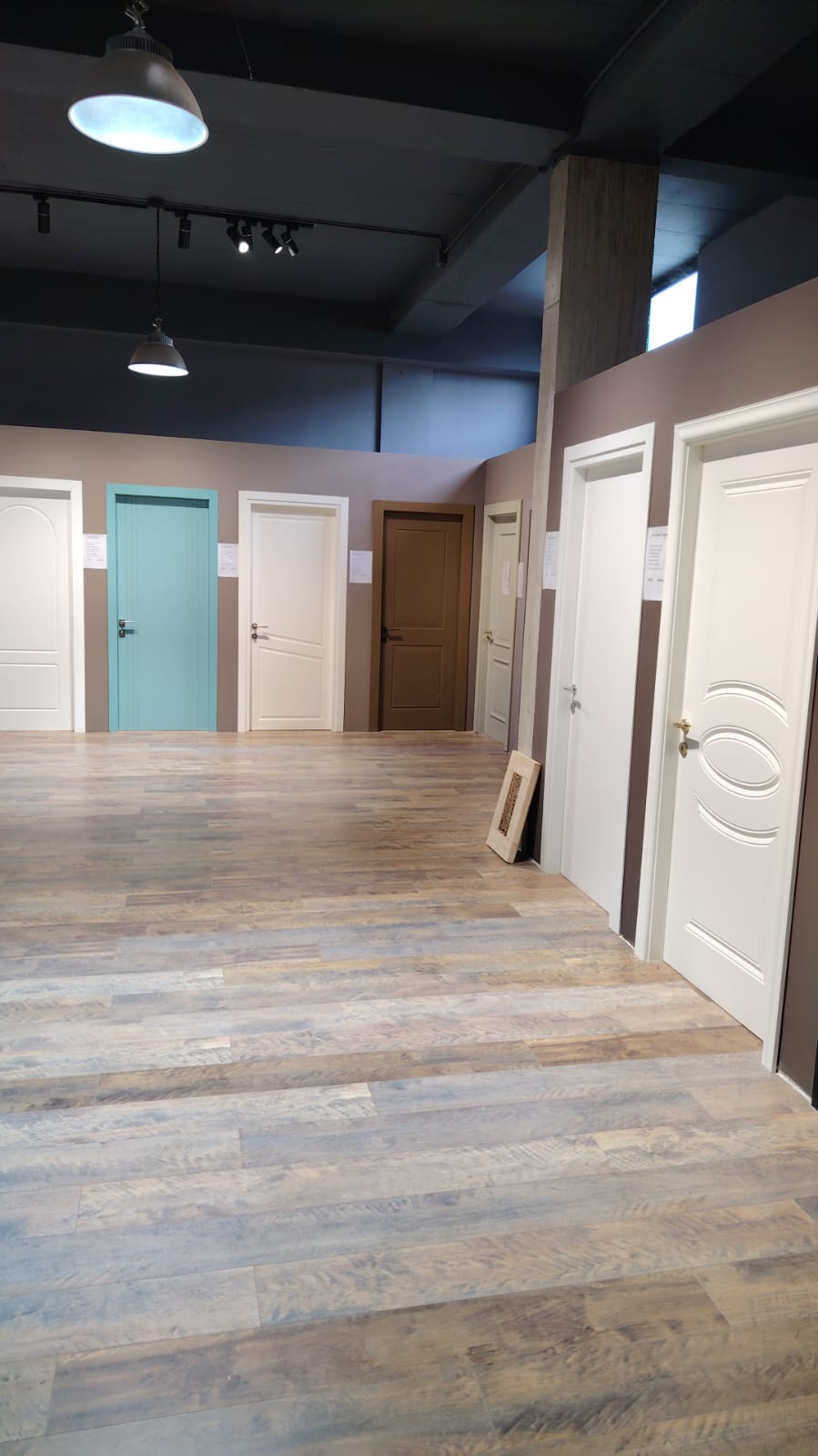 Showroom Dyersh me Modele dhe Ngjyra të Ndryshme