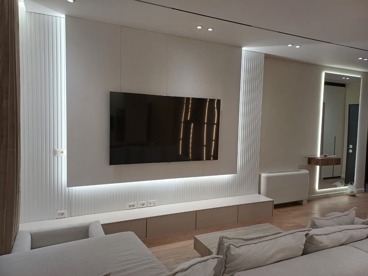 Panel TV i Kanelur me Ndriçim LED