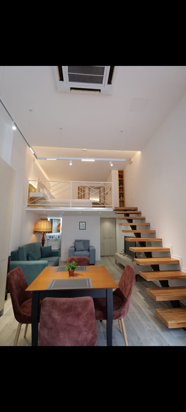 Ambient Loft me Shkallë Druri Masiv