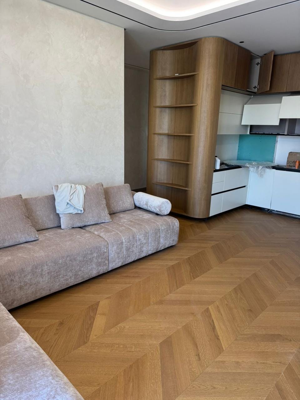 Bibliotekë Druri e Kurbëzuar me Parket Chevron
