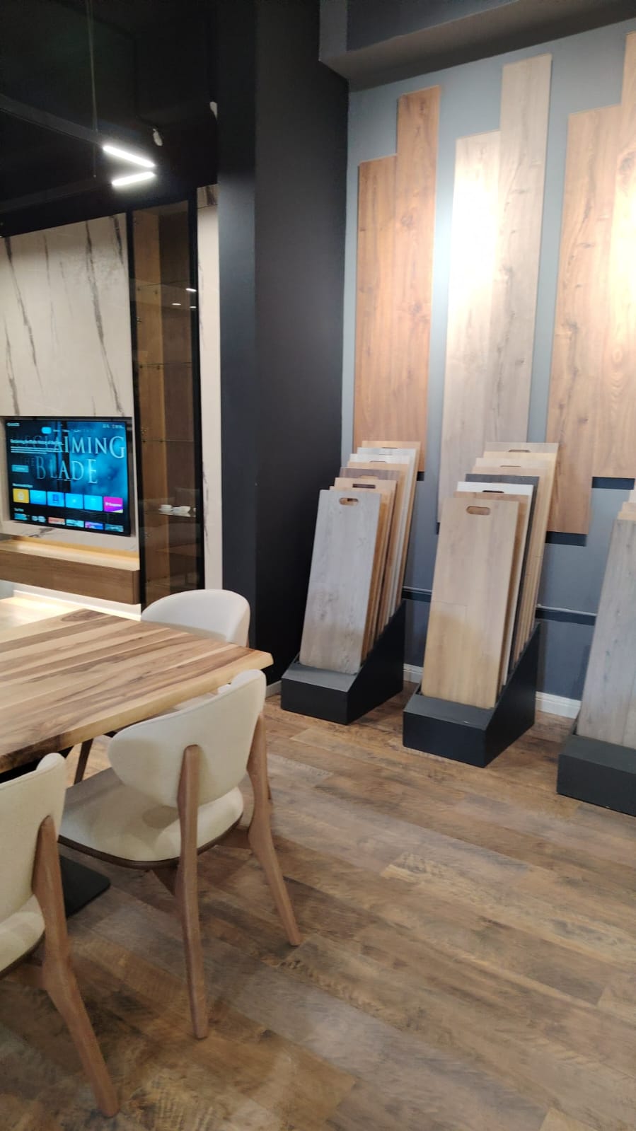 Tavolinë Druri Natyral në Showroom
